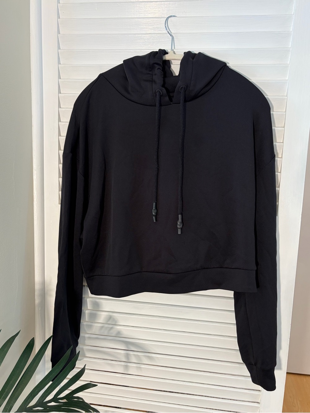 Good American Black Cropped Hoodie with Drawstring